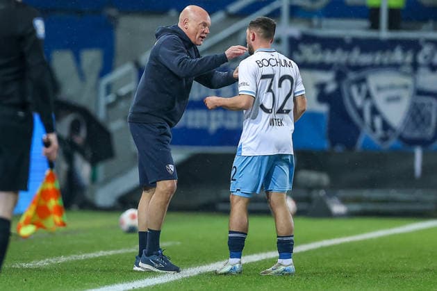 06.02.2025, Fußball, Preußen Münster - VfL Bochum, 2. Fußball Bundesliga, Preußenstadion, 21.Spieltag, Saison 2025 2026: Cheftrainer Uwe Rösler (VfL Bochum hc) gestikulierend am Spielfeldrand neben Maximilian Wittek (VfL Bochum 32) DFB regulations prohibit any use of photographs as image sequences and or quasi-video. Nordrhein-Westfalen Deutschland