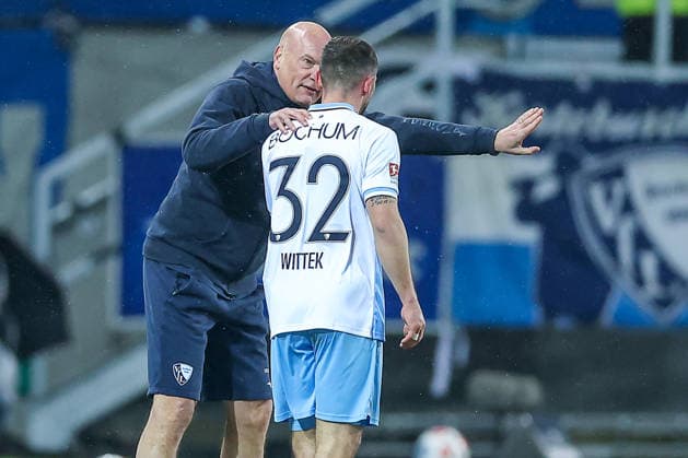 06.02.2025, Fußball, Preußen Münster - VfL Bochum, 2. Fußball Bundesliga, Preußenstadion, 21.Spieltag, Saison 2025 2026: Cheftrainer Uwe Rösler (VfL Bochum hc) gestikulierend am Spielfeldrand neben Maximilian Wittek (VfL Bochum 32) DFB regulations prohibit any use of photographs as image sequences and or quasi-video. Nordrhein-Westfalen Deutschland