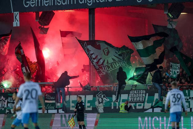 06.02.2025, Fußball, Preußen Münster - VfL Bochum, 2. Fußball Bundesliga, Preußenstadion, 21.Spieltag, Saison 2025 2026: Die Ultras zünden Bengalisches Feuer Pyrotechnik im Gästeblock DFB regulations prohibit any use of photographs as image sequences and or quasi-video. Nordrhein-Westfalen Deutschland