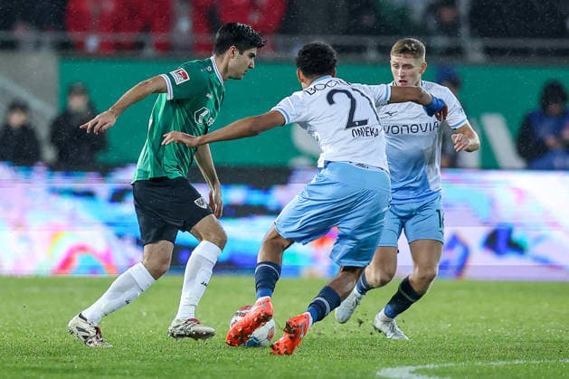 06.02.2025, Fußball, Preußen Münster - VfL Bochum, 2. Fußball Bundesliga, Preußenstadion, 21.Spieltag, Saison 2025 2026: xp07 im Zweikampf gegen Francis Onyeka (VfL Bochum 21) Callum Marshall (VfL Bochum 16) DFB regulations prohibit any use of photographs as image sequences and or quasi-video. Nordrhein-Westfalen Deutschland