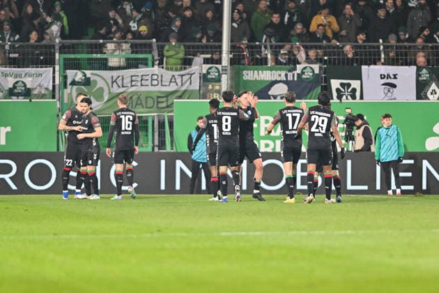 2. Bundesliga; SpVgg Greuther Fürth - 1. FC Magdeburg; 06.02.2026 FUERTH, GERMANY - 06. FEBRUARY: Jubel der Magdeburger nach dem Treffer zum 1-5 durch Mateusz ZUKOWSKI (1. FC Magdeburg 22) Tor Torschuetze Freude Happy während dem Match zwischen der SpVgg Greuther Fürth und dem 1. FC Magdeburg am 21. Spieltag der 2. Bundesliga im Sportpark Ronhof Thomas Sommer
