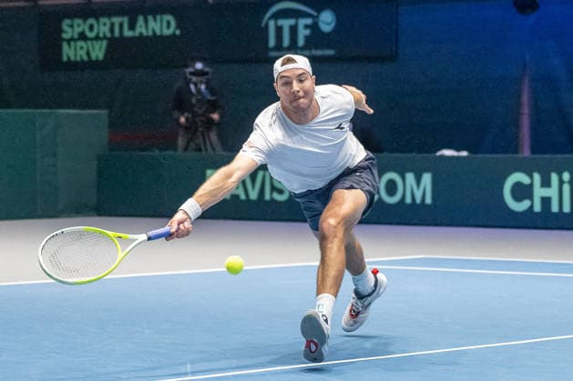 Jan Lennard Struff ( Team Deutschland) streckt sich vergebens um den Ball zu erreichen. Deutschland vs. Peru, Tennis, Davis-Cup, 01. Runde, 06. und 07.02.2026 Deutschland vs. Peru, Tennis, Davis-Cup, 01. Runde, 06. und 07.02.2026 Duesseldorf Copyright: xEibner-Pressefoto ThomasxHaeslerx EP_THR