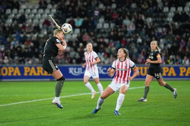 Google Pixel Frauen-Bundesliga: SC Freiburg vs. FC Bayern München, 06.02.2026 Giulia Gwinn (FC Bayern München, 7) mit einem Kopfball Google Pixel Frauen-Bundesliga: SC Freiburg vs. FC Bayern München, Dreisamstadion, 06.02.2026 DFB DFL REGULATIONS PROHIBIT ANY USE OF PHOTOGRAPHS AS IMAGE SEQUENCES AND OR QUASI-VIDEO. Copyright: xBEAUTIFULxSPORTS Boscox