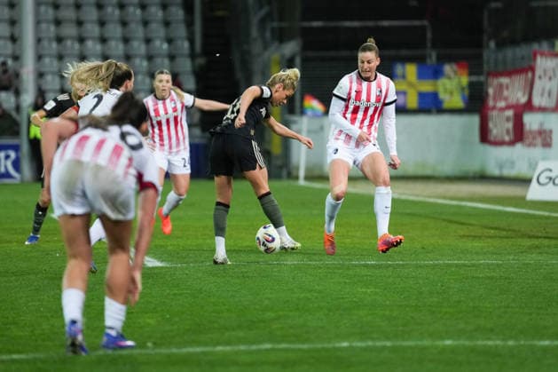 Google Pixel Frauen-Bundesliga: SC Freiburg vs. FC Bayern München, 06.02.2026 Linda Dallmann (FC Bayern München, 10) mit der Vorlage zum 0:1 Torschütze Pernille Harder (FC Bayern München, 21) Google Pixel Frauen-Bundesliga: SC Freiburg vs. FC Bayern München, Dreisamstadion, 06.02.2026 DFB DFL REGULATIONS PROHIBIT ANY USE OF PHOTOGRAPHS AS IMAGE SEQUENCES AND OR QUASI-VIDEO. Copyright: xBEAUTIFULxSPORTS Boscox