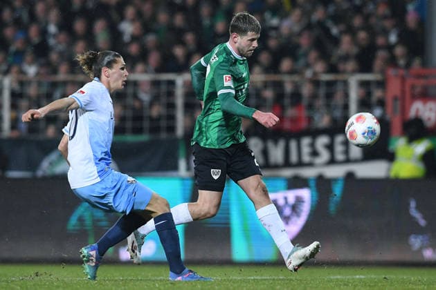 Fußball 2. Bundesliga 21. Spieltag SC Preußen Münster - VfL Bochum am 06.02.2026 im LVM-Preußenstadion in Münster Torschuss zum 1:0 durch Imad Rondic ( Münster ), rechts - Noah Loosli ( Bochum ), links DFL regulations prohibit any use of photographs as image sequences and or quasi-video.