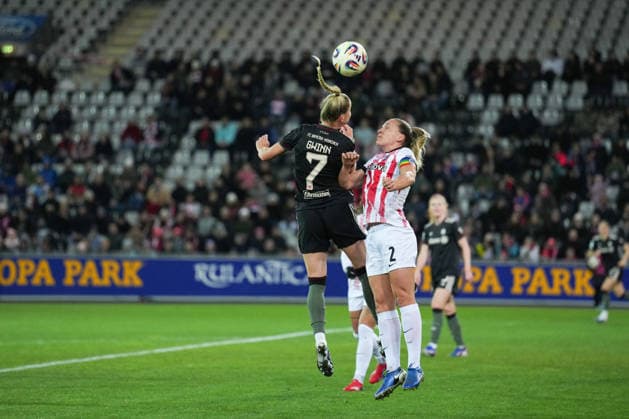 Google Pixel Frauen-Bundesliga: SC Freiburg vs. FC Bayern München, 06.02.2026 Giulia Gwinn (FC Bayern München, 7) mit einem Kopfballduell mit Lisa Karl (SC Freiburg, 2) Google Pixel Frauen-Bundesliga: SC Freiburg vs. FC Bayern München, Dreisamstadion, 06.02.2026 DFB DFL REGULATIONS PROHIBIT ANY USE OF PHOTOGRAPHS AS IMAGE SEQUENCES AND OR QUASI-VIDEO. Copyright: xBEAUTIFULxSPORTS Boscox