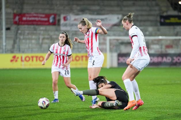 Google Pixel Frauen-Bundesliga: SC Freiburg vs. FC Bayern München, 06.02.2026 Foulspiel von Lisa Karl (SC Freiburg, 2) an Jovana Damnjanovi? (FC Bayern München, 9) Google Pixel Frauen-Bundesliga: SC Freiburg vs. FC Bayern München, Dreisamstadion, 06.02.2026 DFB DFL REGULATIONS PROHIBIT ANY USE OF PHOTOGRAPHS AS IMAGE SEQUENCES AND OR QUASI-VIDEO. Copyright: xBEAUTIFULxSPORTS Boscox