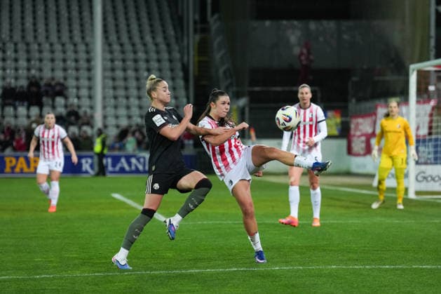 Google Pixel Frauen-Bundesliga: SC Freiburg vs. FC Bayern München, 06.02.2026 Zweikampf zwischen Giulia Gwinn (FC Bayern München, 7) und Leela Egli (SC Freiburg, 20) Google Pixel Frauen-Bundesliga: SC Freiburg vs. FC Bayern München, Dreisamstadion, 06.02.2026 DFB DFL REGULATIONS PROHIBIT ANY USE OF PHOTOGRAPHS AS IMAGE SEQUENCES AND OR QUASI-VIDEO. Copyright: xBEAUTIFULxSPORTS Boscox