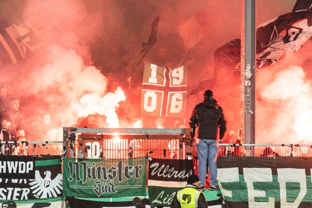 2.Fußball Bundesliga: Preußen Münster - VfL Bochum, 06.02.2026 Fan von Preußen Münster, Pyrotechnik. 2.Fußball Bundesliga: Preußen Münster - VfL Bochum, LVM-Preußenstadion, Münster; 06.02.2026 DFL regulations prohibit any use of photographs as image sequences and or quasi video.