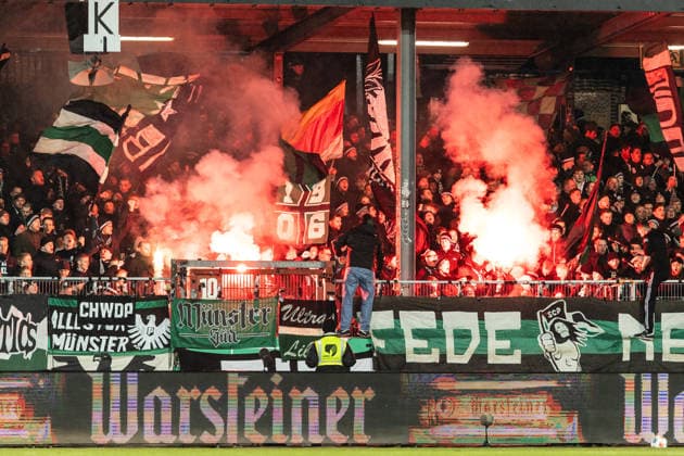 2.Fußball Bundesliga: Preußen Münster - VfL Bochum, 06.02.2026 Fan von Preußen Münster, Pyrotechnik. 2.Fußball Bundesliga: Preußen Münster - VfL Bochum, LVM-Preußenstadion, Münster; 06.02.2026 DFL regulations prohibit any use of photographs as image sequences and or quasi video.