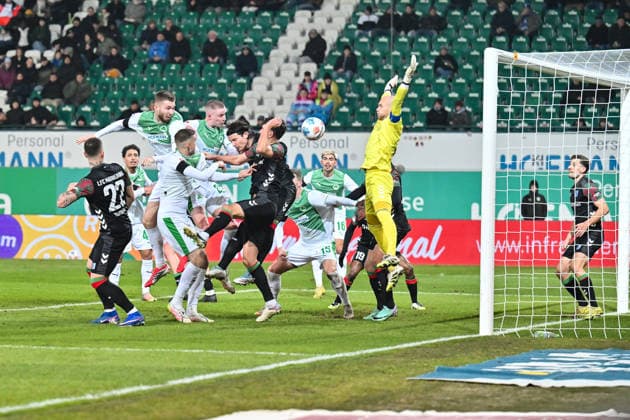 2. Bundesliga; SpVgg Greuther Fürth - 1. FC Magdeburg; 06.02.2026 FUERTH, GERMANY - 06. FEBRUARY: Der Ball landet erneut im Tor - der Treffer zum 2-5 durch Doni ARIFI (SpVgg Greuter Fürth 28) Tor Torschuetze Freude Happy während dem Match zwischen der SpVgg Greuther Fürth und dem 1. FC Magdeburg am 21. Spieltag der 2. Bundesliga im Sportpark Ronhof Thomas Sommer