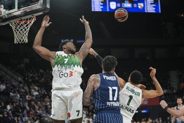 Anadolu Efes v Zalgiris - Basketball EuroLeague ISTANBUL, TURKIYE - FEBRUARY 6: Vincent Poirier (17) of Anadolu Efes in action against Moses Anthony Wright (7) of Zalgiris during the EuroLeague week 27 basketball match between Anadolu Efes and Zalgiris at the Turkcell Basketball Development Center in Istanbul, Turkiye, on February 6, 2026. Beyza Comert Anadolu Istanbul Turkey. Editorial use only. Please get in touch for any other usage.  Copyright: x2026xAnadoluxBeyzaxComertx