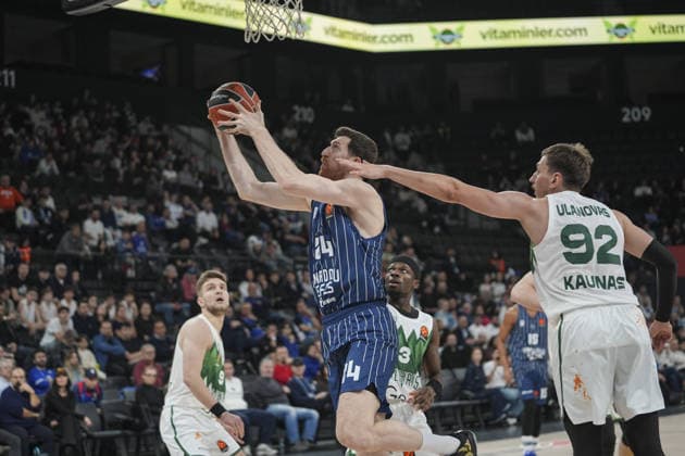 Anadolu Efes v Zalgiris - Basketball EuroLeague ISTANBUL, TURKIYE - FEBRUARY 6: Ercan Osmani (24) of Anadolu Efes in action against Edgaras Ulanovas (92) of Zalgiris during the EuroLeague week 27 basketball match between Anadolu Efes and Zalgiris at the Turkcell Basketball Development Center in Istanbul, Turkiye, on February 6, 2026. Beyza Comert Anadolu Istanbul Turkey. Editorial use only. Please get in touch for any other usage.  Copyright: x2026xAnadoluxBeyzaxComertx