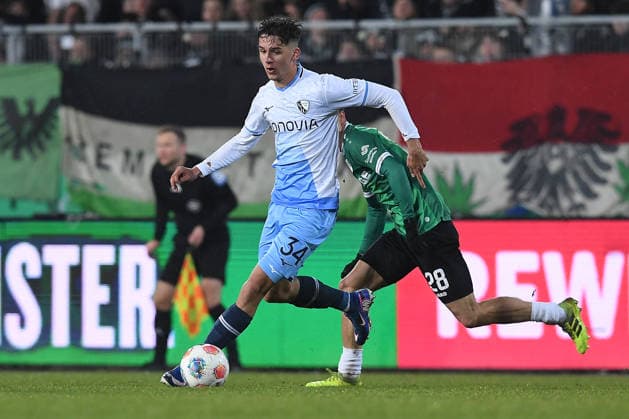 Fußball 2. Bundesliga 21. Spieltag SC Preußen Münster - VfL Bochum am 06.02.2026 im LVM-Preußenstadion in Münster Cajetan Lenz ( Bochum ), vorne - Marco Meyerhöfer ( Münster ), hinten DFL regulations prohibit any use of photographs as image sequences and or quasi-video.