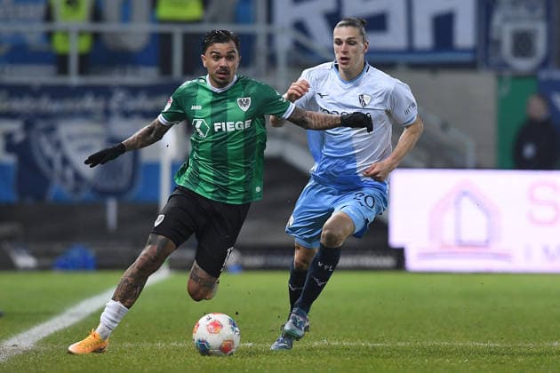 Fußball 2. Bundesliga 21. Spieltag SC Preußen Münster - VfL Bochum am 06.02.2026 im LVM-Preußenstadion in Münster Oliver Batista Meier ( Münster ), vorne - Noah Loosli ( Bochum ), hinten DFL regulations prohibit any use of photographs as image sequences and or quasi-video.