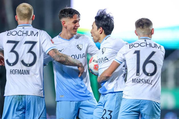 06.02.2025, Fußball, Preußen Münster - VfL Bochum, 2. Fußball Bundesliga, Preußenstadion, 21.Spieltag, Saison 2025 2026: Torjubel nach dem Tor zum 1:1 durch Torschütze Koji Miyoshi (VfL Bochum 23) zusammen mit Philipp Hofmann (VfL Bochum 33) Cajetan Lenz (VfL Bochum 34) Callum Marshall (VfL Bochum 16) DFB regulations prohibit any use of photographs as image sequences and or quasi-video. Nordrhein-Westfalen Deutschland