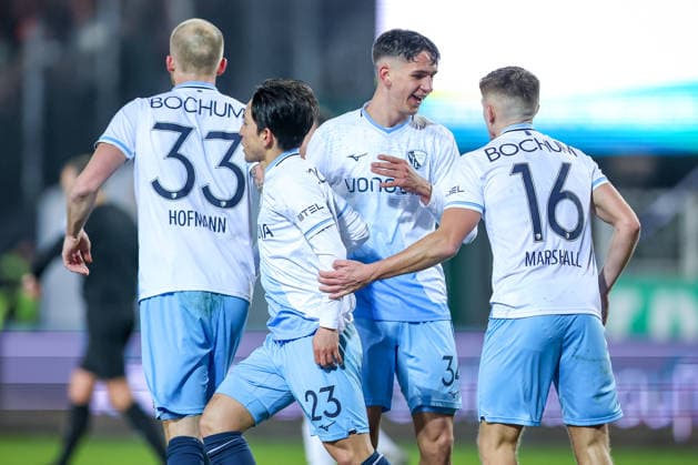 06.02.2025, Fußball, Preußen Münster - VfL Bochum, 2. Fußball Bundesliga, Preußenstadion, 21.Spieltag, Saison 2025 2026: Torjubel nach dem Tor zum 1:1 durch Torschütze Koji Miyoshi (VfL Bochum 23) zusammen mit Philipp Hofmann (VfL Bochum 33) Cajetan Lenz (VfL Bochum 34) Callum Marshall (VfL Bochum 16) DFB regulations prohibit any use of photographs as image sequences and or quasi-video. Nordrhein-Westfalen Deutschland