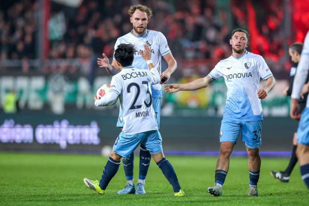 06.02.2025, Fußball, Preußen Münster - VfL Bochum, 2. Fußball Bundesliga, Preußenstadion, 21.Spieltag, Saison 2025 2026: Torjubel nach dem Tor zum 1:1 durch Torschütze Koji Miyoshi (VfL Bochum 23) zusammen mit Philipp Strompf (VfL Bochum 03) Maximilian Wittek (VfL Bochum 32) DFB regulations prohibit any use of photographs as image sequences and or quasi-video. Nordrhein-Westfalen Deutschland
