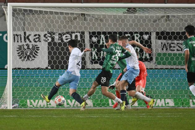 Koji Miyoshi (VfL Bochum), li., erzielt das Tor zum 1:1 06.02.2026, Fussball 2. Bundesliga, Saison 2025 2026, 21. Spieltag, Preußen Münster - VfL Bochum DFL regulations prohibit any use of photographs as image sequences and or quasi-video Muenster Preussenstadion Nordrhein Westfalen Deutschland
