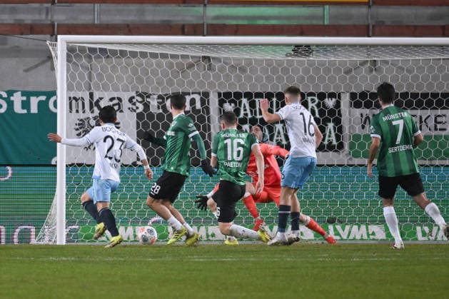 Koji Miyoshi (VfL Bochum), li., erzielt das Tor zum 1:1 06.02.2026, Fussball 2. Bundesliga, Saison 2025 2026, 21. Spieltag, Preußen Münster - VfL Bochum DFL regulations prohibit any use of photographs as image sequences and or quasi-video Muenster Preussenstadion Nordrhein Westfalen Deutschland