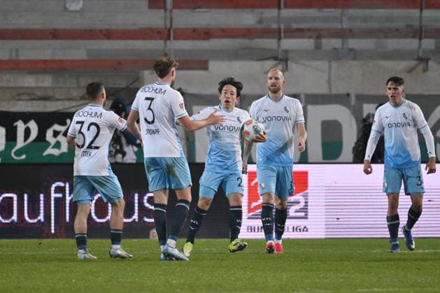 Jubel 1:1, Torschütze Koji Miyoshi (VfL Bochum), mi., wird gefeiert 06.02.2026, Fussball 2. Bundesliga, Saison 2025 2026, 21. Spieltag, Preußen Münster - VfL Bochum DFL regulations prohibit any use of photographs as image sequences and or quasi-video Muenster Preussenstadion Nordrhein Westfalen Deutschland