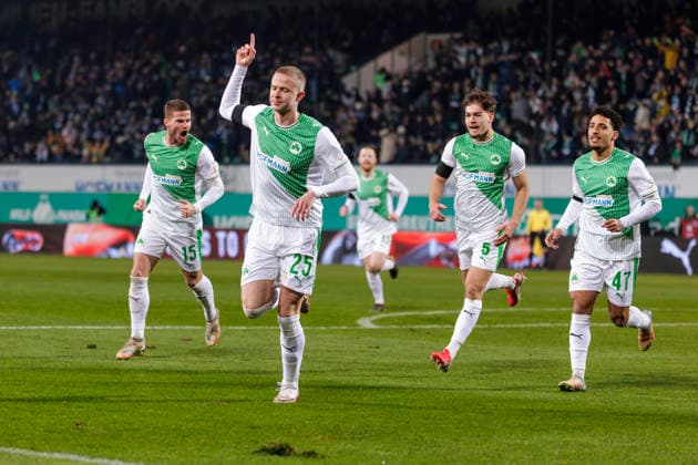 Fürth, Deutschland 06. Februar 2026: 2. Liga - 2025 2026 - SpVgg Greuther Fürth vs. 1. FC Magdeburg Im Bild: 2. V Torschütze Brynjar Bjarnason (SGF) jubelt nach seinem Tor zum 1:0 mit seinen Mannschaftskollegen, DFL regulations prohibit any use of photographs as image sequences and or quasi-video Sportpark Ronhof Bayern