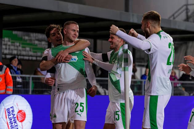 Fürth, Deutschland 06. Februar 2026: 2. Liga - 2025 2026 - SpVgg Greuther Fürth vs. 1. FC Magdeburg Im Bild: in der Traube Torschütze Brynjar Bjarnason (SGF) jubelt nach seinem Tor zum 1:0 mit seinen Mannschaftskollegen, DFL regulations prohibit any use of photographs as image sequences and or quasi-video Sportpark Ronhof Bayern