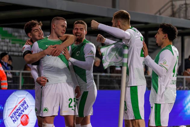 Fürth, Deutschland 06. Februar 2026: 2. Liga - 2025 2026 - SpVgg Greuther Fürth vs. 1. FC Magdeburg Im Bild: in der Traube Torschütze Brynjar Bjarnason (SGF) jubelt nach seinem Tor zum 1:0 mit seinen Mannschaftskollegen, DFL regulations prohibit any use of photographs as image sequences and or quasi-video Sportpark Ronhof Bayern