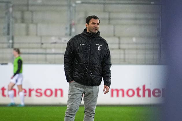 Fussball, Google Pixel Frauen-Bundesliga, 17 .Spieltag, 2025 2026, SC Freiburg vs. FC Bayern München, 06.02.2026, Dreisamstadion, Freiburg,: Edmond Kapllani (SC Freiburg,Frauen Trainer) Freiburg Dreisamstadion Baden-Württemberg Deutschland Copyright: xFINLEYxMÖRCHx