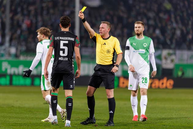 Fürth, Deutschland 06. Februar 2026: 2. Liga - 2025 2026 - SpVgg Greuther Fürth vs. 1. FC Magdeburg Im Bild: v.li. Tobias Müller Mueller (FCM) erhält von Schiedsrichter Lars Erbst die gelbe Karte DFL regulations prohibit any use of photographs as image sequences and or quasi-video Sportpark Ronhof Bayern