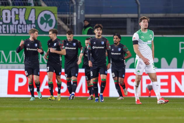 Fürth, Deutschland 06. Februar 2026: 2. Liga - 2025 2026 - SpVgg Greuther Fürth vs. 1. FC Magdeburg Im Bild: in der Traube Torschütze Mateusz Zukowski (FCM) jubelt nach seinem Tor zum 1:2 mit seinen Mannschaftskollegen, DFL regulations prohibit any use of photographs as image sequences and or quasi-video Sportpark Ronhof Bayern