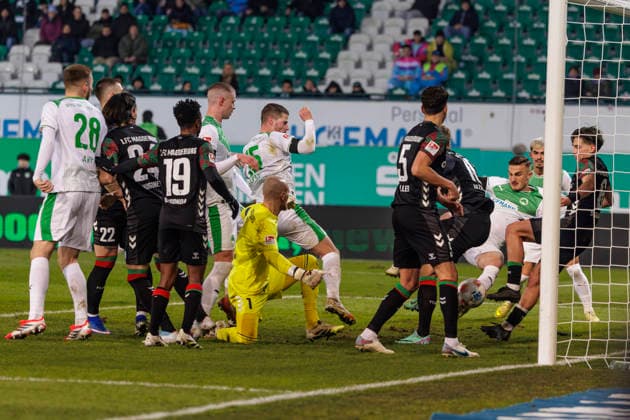 Fürth, Deutschland 06. Februar 2026: 2. Liga - 2025 2026 - SpVgg Greuther Fürth vs. 1. FC Magdeburg Im Bild: 2. v. re. Jan Elvedi (SGF) macht das Tor zum 3:5 DFL regulations prohibit any use of photographs as image sequences and or quasi-video Sportpark Ronhof Bayern