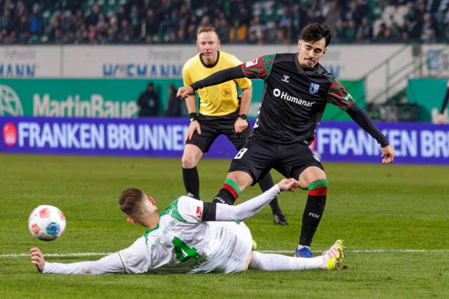 Fürth, Deutschland 06. Februar 2026: 2. Liga - 2025 2026 - SpVgg Greuther Fürth vs. 1. FC Magdeburg Im Bild: v. li. im Zweikampf Philipp Ziereis (SGF) und Laurin Ulrich (FCM) DFL regulations prohibit any use of photographs as image sequences and or quasi-video Sportpark Ronhof Bayern
