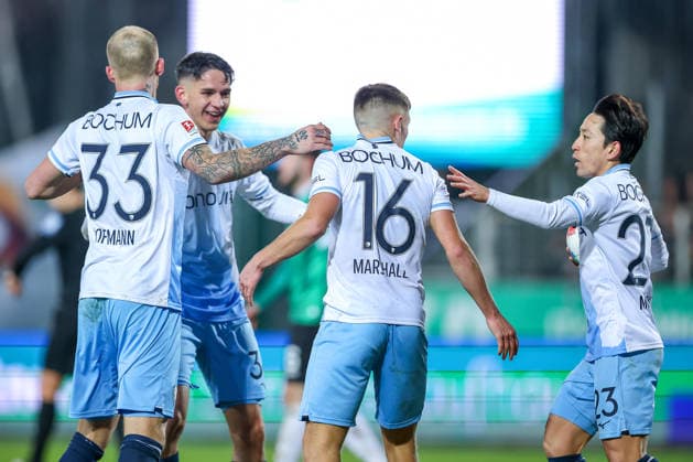 06.02.2025, Fußball, Preußen Münster - VfL Bochum, 2. Fußball Bundesliga, Preußenstadion, 21.Spieltag, Saison 2025 2026: Torjubel nach dem Tor zum 1:1 durch Torschütze Koji Miyoshi (VfL Bochum 23) zusammen mit Philipp Hofmann (VfL Bochum 33) Callum Marshall (VfL Bochum 16) Cajetan Lenz (VfL Bochum 34) DFB regulations prohibit any use of photographs as image sequences and or quasi-video. Nordrhein-Westfalen Deutschland