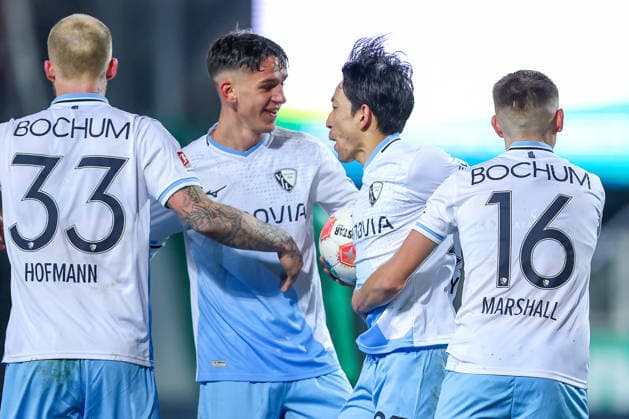 06.02.2025, Fußball, Preußen Münster - VfL Bochum, 2. Fußball Bundesliga, Preußenstadion, 21.Spieltag, Saison 2025 2026: Torjubel nach dem Tor zum 1:1 durch Torschütze Koji Miyoshi (VfL Bochum 23) zusammen mit Philipp Hofmann (VfL Bochum 33) Callum Marshall (VfL Bochum 16) Cajetan Lenz (VfL Bochum 34) DFB regulations prohibit any use of photographs as image sequences and or quasi-video. Nordrhein-Westfalen Deutschland