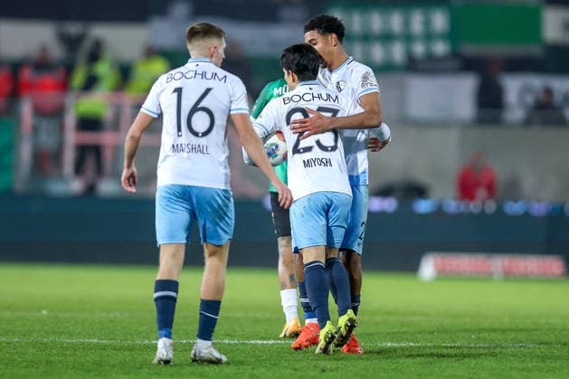 06.02.2025, Fußball, Preußen Münster - VfL Bochum, 2. Fußball Bundesliga, Preußenstadion, 21.Spieltag, Saison 2025 2026: Torjubel nach dem Tor zum 1:1 durch Torschütze Koji Miyoshi (VfL Bochum 23) zusammen mit Callum Marshall (VfL Bochum 16) Francis Onyeka (VfL Bochum 21) DFB regulations prohibit any use of photographs as image sequences and or quasi-video. Nordrhein-Westfalen Deutschland