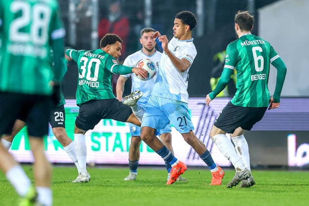 06.02.2025, Fußball, Preußen Münster - VfL Bochum, 2. Fußball Bundesliga, Preußenstadion, 21.Spieltag, Saison 2025 2026: Etienne Amenyido (Preussen Muenster 30) im Zweikampf gegen Francis Onyeka (VfL Bochum 21) Marcel Benger (Preussen Muenster 06) DFB regulations prohibit any use of photographs as image sequences and or quasi-video. Nordrhein-Westfalen Deutschland