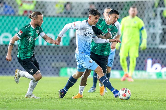06.02.2025, Fußball, Preußen Münster - VfL Bochum, 2. Fußball Bundesliga, Preußenstadion, 21.Spieltag, Saison 2025 2026: Cajetan Lenz (VfL Bochum 34) im Zweikampf gegen Jorrit Hendrix (Preussen Muenster 20) Oliver Batista Meier (Preussen Muenster 17) DFB regulations prohibit any use of photographs as image sequences and or quasi-video. Nordrhein-Westfalen Deutschland