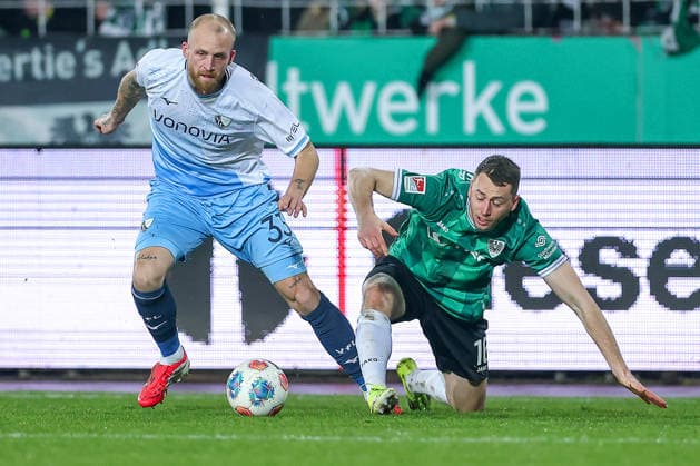 06.02.2025, Fußball, Preußen Münster - VfL Bochum, 2. Fußball Bundesliga, Preußenstadion, 21.Spieltag, Saison 2025 2026: Philipp Hofmann (VfL Bochum 33) im Zweikampf gegen Torge Paetow (Preussen Muenster 16) DFB regulations prohibit any use of photographs as image sequences and or quasi-video. Nordrhein-Westfalen Deutschland