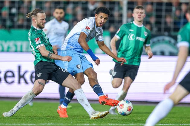 06.02.2025, Fußball, Preußen Münster - VfL Bochum, 2. Fußball Bundesliga, Preußenstadion, 21.Spieltag, Saison 2025 2026: Jorrit Hendrix (Preussen Muenster 20) im Zweikampf gegen Francis Onyeka (VfL Bochum 21) DFB regulations prohibit any use of photographs as image sequences and or quasi-video. Nordrhein-Westfalen Deutschland