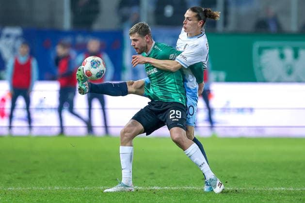 06.02.2025, Fußball, Preußen Münster - VfL Bochum, 2. Fußball Bundesliga, Preußenstadion, 21.Spieltag, Saison 2025 2026: Noah Loosli (VfL Bochum 20) im Zweikampf gegen Imad Rondic (Preussen Muenster 29) DFB regulations prohibit any use of photographs as image sequences and or quasi-video. Nordrhein-Westfalen Deutschland