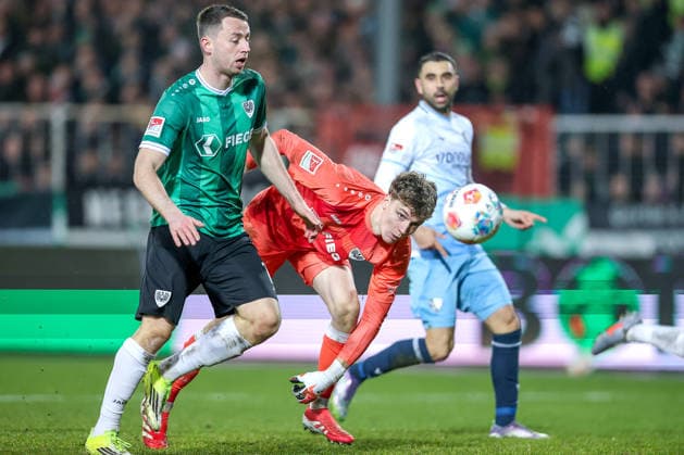 06.02.2025, Fußball, Preußen Münster - VfL Bochum, 2. Fußball Bundesliga, Preußenstadion, 21.Spieltag, Saison 2025 2026: Torge Paetow (Preussen Muenster 16) und Torwart Johannes Schenk (Preussen Muenster 01) verteidigen im Strafraum gegen Gerrit Holtmann (VfL Bochum 17) DFB regulations prohibit any use of photographs as image sequences and or quasi-video. Nordrhein-Westfalen Deutschland