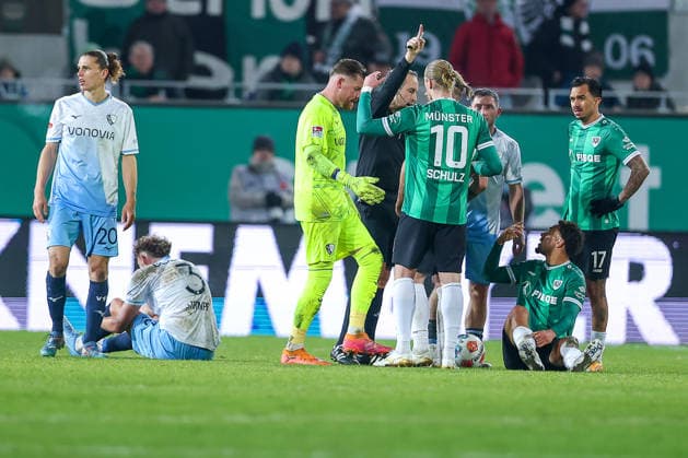 06.02.2025, Fußball, Preußen Münster - VfL Bochum, 2. Fußball Bundesliga, Preußenstadion, 21.Spieltag, Saison 2025 2026: Tummult zwischen Torwart Timo Horn (VfL Bochum 01) Jorrit Hendrix (Preussen Muenster 20) neben Philipp Strompf (VfL Bochum 03) und Etienne Amenyido (Preussen Muenster 30) am Boden liegend DFB regulations prohibit any use of photographs as image sequences and or quasi-video. Nordrhein-Westfalen Deutschland