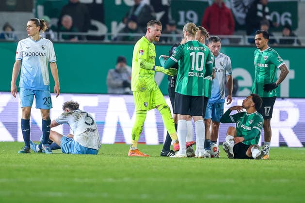 06.02.2025, Fußball, Preußen Münster - VfL Bochum, 2. Fußball Bundesliga, Preußenstadion, 21.Spieltag, Saison 2025 2026: Tummult zwischen Torwart Timo Horn (VfL Bochum 01) Jorrit Hendrix (Preussen Muenster 20) neben Philipp Strompf (VfL Bochum 03) und Etienne Amenyido (Preussen Muenster 30) am Boden liegend DFB regulations prohibit any use of photographs as image sequences and or quasi-video. Nordrhein-Westfalen Deutschland