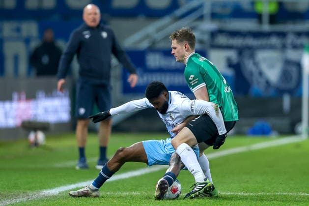 06.02.2025, Fußball, Preußen Münster - VfL Bochum, 2. Fußball Bundesliga, Preußenstadion, 21.Spieltag, Saison 2025 2026: Moritz-Broni Kwarteng (VfL Bochum 11) im Zweikampf gegen Paul Jaeckel (Preussen Muenster 03) DFB regulations prohibit any use of photographs as image sequences and or quasi-video. Nordrhein-Westfalen Deutschland
