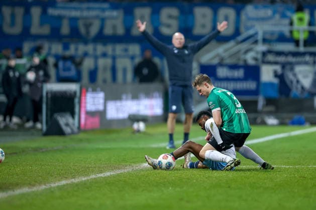 06.02.2025, Fußball, Preußen Münster - VfL Bochum, 2. Fußball Bundesliga, Preußenstadion, 21.Spieltag, Saison 2025 2026: Moritz-Broni Kwarteng (VfL Bochum 11) im Zweikampf gegen Paul Jaeckel (Preussen Muenster 03) DFB regulations prohibit any use of photographs as image sequences and or quasi-video. Nordrhein-Westfalen Deutschland