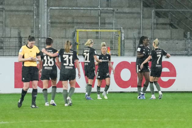 Google Pixel Frauen-Bundesliga: SC Freiburg vs. FC Bayern München, 06.02.2026 Torjubel zum 1:3 durch Edna Imade (FC Bayern München, 29) Google Pixel Frauen-Bundesliga: SC Freiburg vs. FC Bayern München, Dreisamstadion, 06.02.2026 DFB DFL REGULATIONS PROHIBIT ANY USE OF PHOTOGRAPHS AS IMAGE SEQUENCES AND OR QUASI-VIDEO. Copyright: xBEAUTIFULxSPORTS Boscox