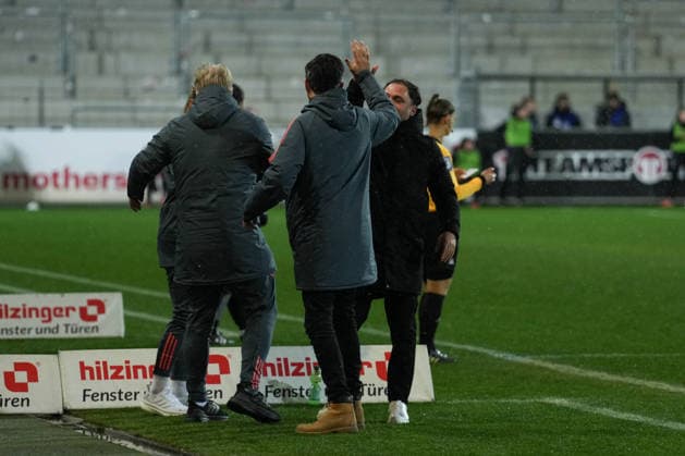 Google Pixel Frauen-Bundesliga: SC Freiburg vs. FC Bayern München, 06.02.2026 Jubel des Trainerteams mit José Barcala (FC Bayern München, Trainer) beim 1:2 durch Pernille Harder (FC Bayern München, 21) Google Pixel Frauen-Bundesliga: SC Freiburg vs. FC Bayern München, Dreisamstadion, 06.02.2026 DFB DFL REGULATIONS PROHIBIT ANY USE OF PHOTOGRAPHS AS IMAGE SEQUENCES AND OR QUASI-VIDEO. Copyright: xBEAUTIFULxSPORTS Boscox
