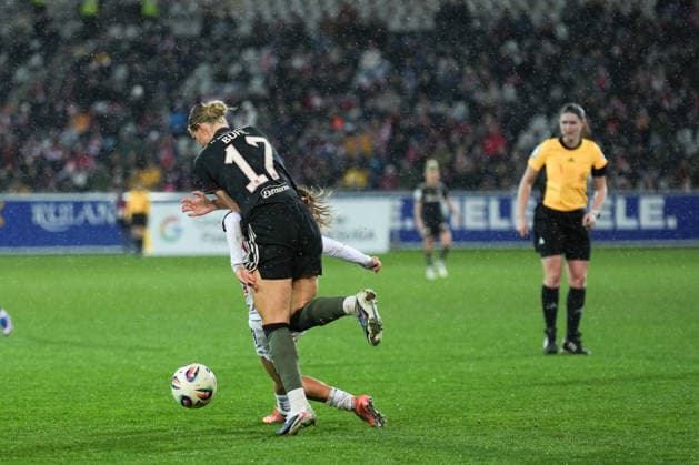 Google Pixel Frauen-Bundesliga: SC Freiburg vs. FC Bayern München, 06.02.2026 Zweikampf zwischen Klara Bühl (FC Bayern München, 17) und Ni? Szenk (SC Freiburg, 19) Google Pixel Frauen-Bundesliga: SC Freiburg vs. FC Bayern München, Dreisamstadion, 06.02.2026 DFB DFL REGULATIONS PROHIBIT ANY USE OF PHOTOGRAPHS AS IMAGE SEQUENCES AND OR QUASI-VIDEO. Copyright: xBEAUTIFULxSPORTS Boscox