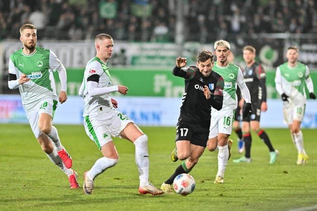 2. Bundesliga; SpVgg Greuther Fürth - 1. FC Magdeburg; 06.02.2026 FUERTH, GERMANY - 06. FEBRUARY: im Duell Brynjar Ingo BJARNASON (SpVgg Greuther Fürth 25) und Alexander NOLLENBERGER (1. FC Magdeburg 17) während dem Match zwischen der SpVgg Greuther Fürth und dem 1. FC Magdeburg am 21. Spieltag der 2. Bundesliga im Sportpark Ronhof Thomas Sommer